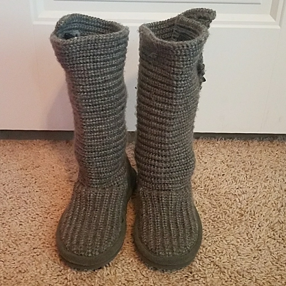Girls Bearpaw grey sweater boots EUC size 13